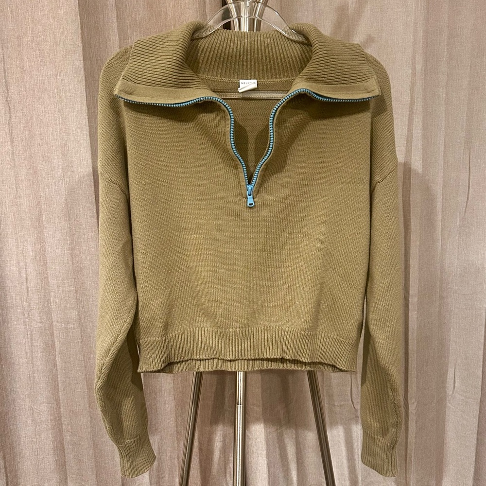 Melrose and Market Olive‎ Green Sweater with Blue Zipper in great condition.